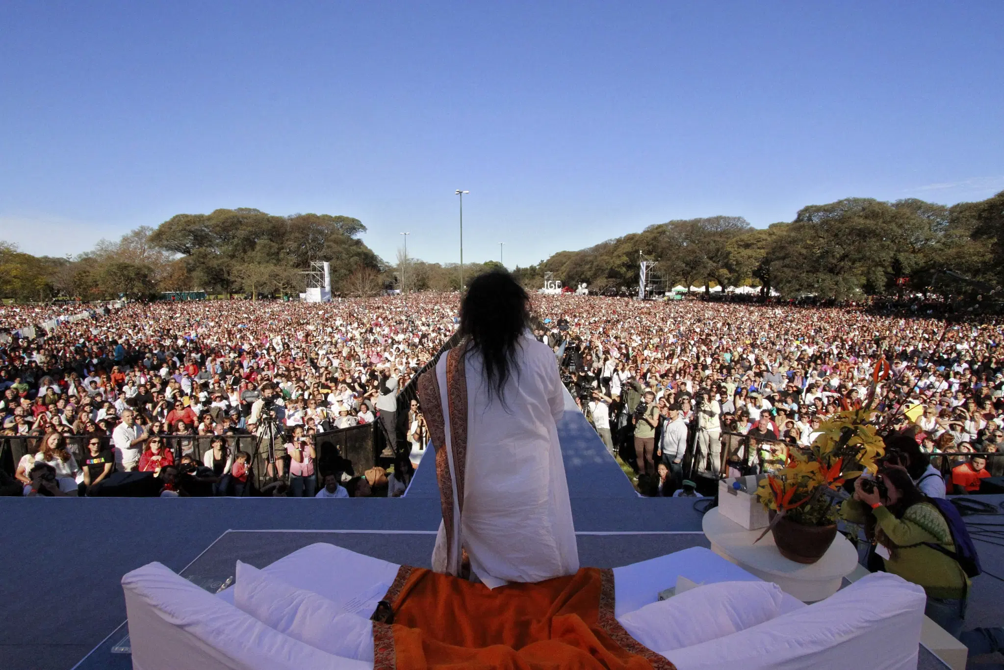 Gurudev Sri Sri Ravi Shankar giving a Lecture